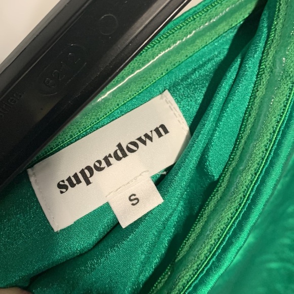 SUPERDOWN ASSYMETRICAL SATIN STRAPLESS BLOUSE EMERALD GREEN SMALL - Picture 2 of 5